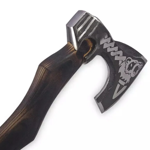 Hacha decorativa de estilo vikingo de moda con cabeza grabada con un lobo, patrón celta y mango de madera curvado - Product Image 2