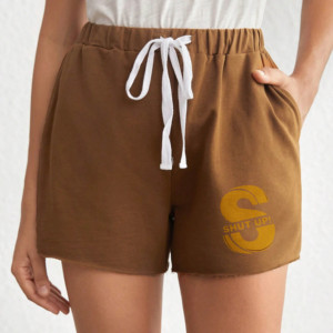 Shorts de punto transpirables de algodón marrón para mujer, de corte regular, estilo urbano, con cintura elástica, logo de letras doradas y bolsillos - Product Image 1