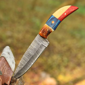 Cuchillo de Caza Multifuncional de Acero de Damasco Pasha Enterprises, Hoja Fija de Borde Recto, Mango Personalizado de Madera y Hueso de Ciervo - Product Image 3