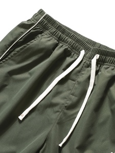 Pantalones Parachute Blancos Personalizados al por Mayor para Hombre, Estilo Urbano, con Paneles Laterales Negros y Detalles de Ribete Modernos - Product Image 6