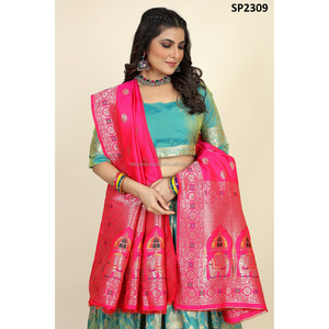 Lehenga choli แบบดั้งเดิม

ได้รับสัมผัสแบบดั้งเดิมกับรูปลักษณ์ของคุณประดับด้วยวัสดุ jacquard lehenga ที่ตกแต่งด้วย All-O - Product Image 3