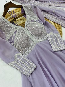 Robe Anarkali élégante et tendance pour femme, en soie zari et broderies, col en V, sans manches, ourlet évasé, longueur au sol, idéale pour les soirées. - Product Image 5