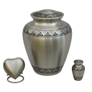 Juego de Urnas Funerarias de Latón Grabadas a Mano con Diseño de Aves Voladoras Clásicas para Adultos – Juego Completo con Urna Principal, Mini Urna de Recuerdo y Urna en Forma de Corazón - Product Image 3
