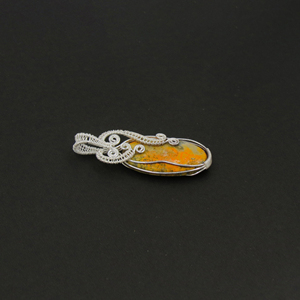 Pendentif en jaspe jaune enroulé sur fil, fait main, plaqué argent, ovale, avec breloque en pierre précieuse, vente en gros - Product Image 3