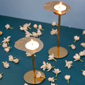 Bougeoirs à bougie chauffe-plat dorés élégants avec support Lot de 2 bougeoirs décoratifs en métal Décoration de table de mariage moderne pour la maison - Product Image 1