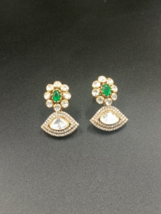 ต่างหูแบบติดหูชุบทอง 22k ดีไซน์หรูหราจาก Amaira Jewels ประดับด้วยพลอยสีเขียวทรงดาวคู่และทรงหยดน้ำ เหมาะสำหรับงานปาร์ตี้สำหรับผู้หญิง - Product Image 3