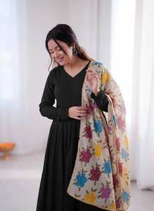 Salwar Kameez ethnique de créateur en organza de soie Tebby de qualité supérieure avec broderies lourdes pour les occasions de fête et de mariage - Product Image 4