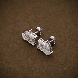 Boucles d'oreilles clous Toi et Moi en diamant de laboratoire taille émeraude et poire pour femme, en or blanc massif 18 carats, bijoux de charme raffinés pour demande en mariage - Product Image 2