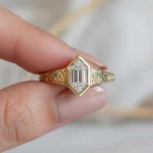 แหวนเพชรทรงหกเหลี่ยม 2 กะรัต ฝังแบบ Bezel Set ทองคำขาว 14K แกะสลักลายอาร์ตเดโคด้วยมือ แหวนแต่งงาน แหวนหมั้นแบบพิเศษ - Product Image 3