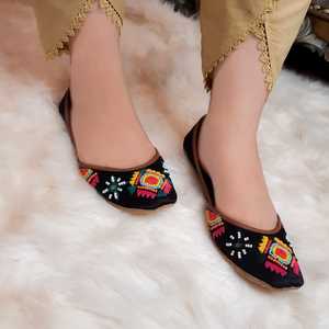 Chaussures Khussa Jutti de style Punjabi pour femmes, couleur unie, antidérapantes, fabriquées au Pakistan, sandales Khussa pour femmes, Jutti - Product Image 3