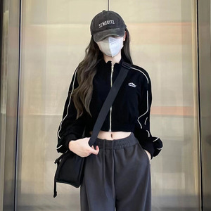 เสื้อแจ็คเก็ตไหมพรมสีดำสำหรับผู้หญิงปี 2026 แต่งแถบสีขาวและโลโก้ปัก คอตั้ง แขนยาว สวมใส่สบายๆ สำหรับฤดูใบไม้ร่วง - Product Image 2