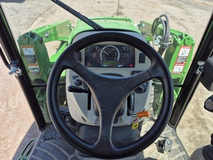 รถแทรกเตอร์ล้อตีนตะขาบ John Deere 440R มือสอง 20 แรงม้า ดีเซล ขับเคลื่อน 4 ล้อ พร้อมห้องโดยสารแบบปิด สำหรับงานเกษตรกรรม - Product Image 3
