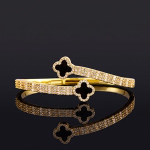 Brazalete de Oro Sólido de 14K para Mujer con Diamantes y Motivo de Trébol de Ónix Negro, Estilo Hip Hop para Fiestas y Eventos - Product Image 1