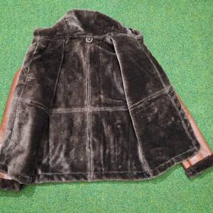 เสื้อแจ็คเก็ตบอมเบอร์หนังแท้สีน้ำตาลสำหรับผู้ชาย พร้อมซับในขนเทียมแบบเชียร์ลิง – เสื้อแจ็คเก็ตบอมเบอร์มีฮู้ดให้ความอบอุ่น เสื้อโค้ทฤดูหนาว - Product Image 4