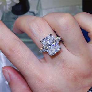 Anillo de Compromiso de Moissanita con Corte Esmeralda de 5 Quilates, Plata de Ley 925, Chapado en Platino, Engaste de Tres Piedras, Anillo de Novia para Mujer - Product Image 4