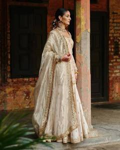 Magnifique ensemble prêt-à-porter en soie dorée scintillante avec broderie Zari et sequins, comprenant un haut, un pantalon palazzo et une dupatta, entièrement cousu. - Product Image 4
