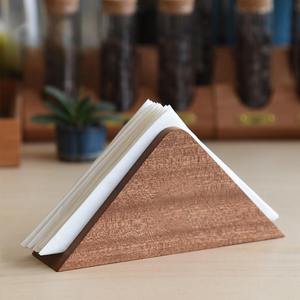 Boîte à mouchoirs en bois personnalisée en forme de triangle pour table basse et restaurant - Product Image 1