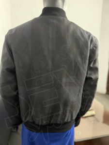 เสื้อแจ็คเก็ต Letterman สำหรับผู้ชาย แบบ Varsity ออกแบบโลโก้ได้ตามต้องการ ผลิตจากโพลีเอสเตอร์และผ้าฝ้าย พิมพ์ลายแบบ Sublimated Discharge บุด้วยผ้าฟลีซ เหมาะสำหรับกีฬาฤดูหนาว - Product Image 3