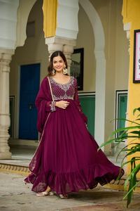 Conjunto de 2 piezas de Anarkali de tela pesada color vino con bordado, estilo 'Faux Blooming' con cuentas y bordados, que incluye vestido y dupatta de encaje de diseñador. - Product Image 3