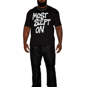Camiseta de manga corta negra para hombre, estilo urbano, cuello redondo, corte regular, de algodón jersey con estampado frontal de letras, la más vendida. - Product Image 1