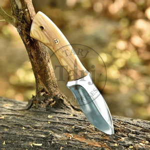 Cuchillo de Caza TARJ ENTERPRISES 9355, Hecho a Mano, Hoja Fija de Acero de Damasco, Mango de Madera de Olivo, Funda de Cuero para Camping y Actividades al Aire Libre - Product Image 3