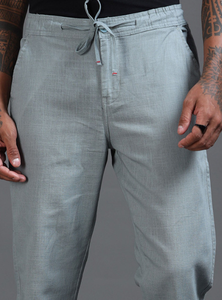 Pantalones de algodón premium para hombre, azules, de corte relajado, tiro medio, con cuatro bolsillos, cierre de botón y cordón. - Product Image 2