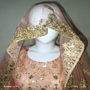 Ensemble de mariée en soie Lehenga Choli brodé, prêt-à-porter, pour mariage et fêtes, vente en gros à prix imbattable - Product Image 4