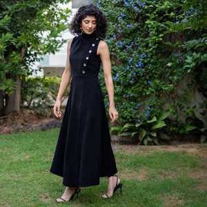 Vestido Negro de Cintura Alta y Cuello Alto con Abertura Lateral sin Mangas para Mujer, con Tela Ligera, Estilo Moderno y Ajuste Cómodo - Product Image 3