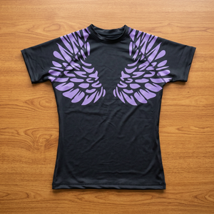 Camiseta de Compresión para Mujer, Negra, Manga Larga, Transpirable, con Estampado de Alas Púrpuras y Logotipo Sublimado en la Parte Delantera, para BJJ y MMA - Product Image 1