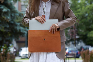 Élégant Porte-ordinateur portable en cuir véritable souple de haute qualité Fait à la main Sac organisateur de travail professionnel Classique Porte-documents de bureau - Product Image 6