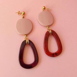 Boucles d'oreilles en résine faites à la main de qualité supérieure pour femmes, accessoires de mode élégants et légers avec un design décoratif artistique - Product Image 6