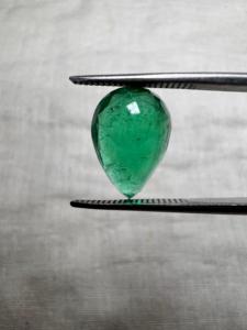 Émeraude naturelle zambienne de 4,57 carats, forme poire, vert profond intense, pierre précieuse de luxe, pierre brute pour haute joaillerie et collectionneurs - Product Image 2