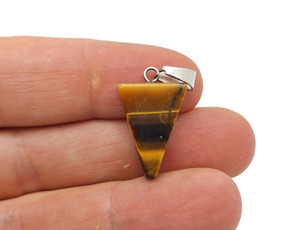 Pendentif en pierre précieuse œil de tigre triangulaire, pierre semi-précieuse polie, bijou artisanal - Product Image 2