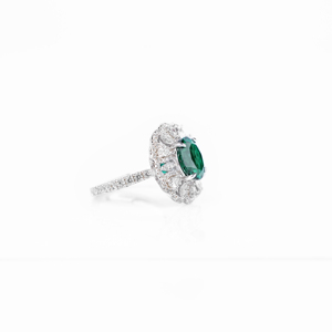 Bague de fiançailles ovale en or 18 carats avec émeraude et halo de diamants, motif floral, bijou de luxe, cadeau pour elle - Product Image 6