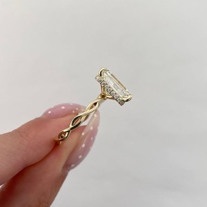 Anillo de Compromiso de Lujo con Diamante Cultivado en Laboratorio con Corte Esmeralda, Oro de 10K, 14K, 18K, Banda Trenzada, Anillo de Promesa Solitario para Regalo de Aniversario - Product Image 6