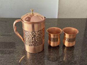 Juego de jarras de cobre para tienda minorista de alta gama, juego de metal para servir agua con vasos, duradero, reutilizable, para bebidas en la cocina. - Product Image 3