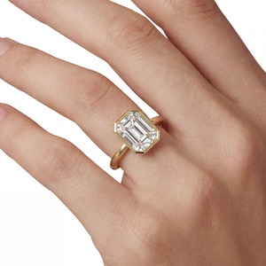Anillo Solitario con Diamante Cultivado en Laboratorio de Corte Esmeralda de 2.00 CT en Oro Amarillo de 14K - Product Image 6