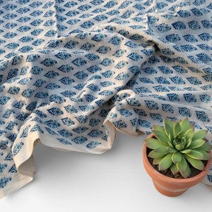 Tissu en coton peigné 100% imprimé à la main au bloc, bleu, écologique, léger, motif floral Sanganeri pour robes, décoration intérieure et mode - Product Image 2