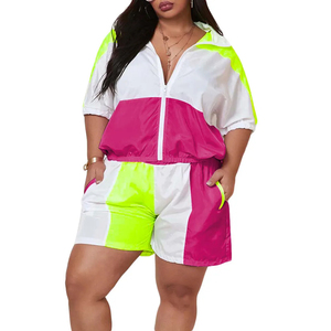 Ensemble court coupe-vent pour femme vert 2 pièces – Ensemble décontracté personnalisé en nylon uni avec fermeture éclair pour femme - Product Image 1