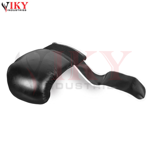 Gants de boxe en cuir artificiel avec logo personnalisé, bordure noire et blanche, ajustement ergonomique, haute durabilité, absorption des chocs multicouche - Product Image 5