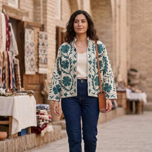 Chaqueta de Invierno de Algodón Suzani Hecha a Mano en India, Abrigo Unisex Bordado a Mano con Cuello Alto - Product Image 1