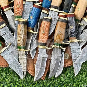 Couteaux de chasse Damas à prix réduit, couteau à lame fixe forgé, couteau de camping avec manche personnalisé en bois et laiton pour les détaillants - Product Image 3