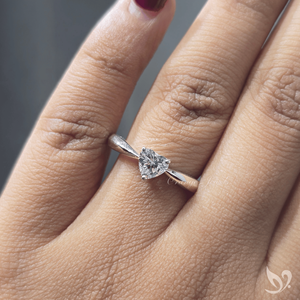 Anillo solitario de diamante cultivado en laboratorio de 0.5 quilates con corte en forma de corazón y engaste de tallo pellizcado en oro blanco de 10K, anillo de compromiso romántico. - Product Image 5