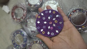 กระจกทำด้วยมือ Gota patti และ beadwork ทำด้วยมืองานศิลปะแบบดั้งเดิมของราชสถานเพื่อความสง่างามทันสมัยและเป็นของขวัญตามเทศกาล - Product Image 2