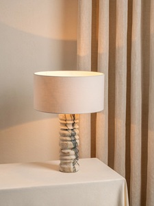 Lampe de table décorative haut de gamme, fabriquée avec une texture marbrée artistique, des proportions équilibrées et une esthétique intemporelle pour la maison. - Product Image 2