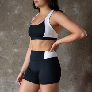 Ensemble de yoga contrasté noir et blanc pour femme : short de sport taille haute et brassière de sport, ensemble fitness color block pour femme - Product Image 3