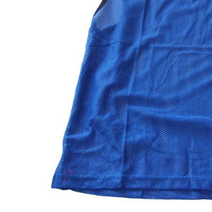 Maillot d'entraînement de football personnalisé avec logo, gilet de football à manches courtes en tissu mesh, séchage rapide et respirant - Product Image 4