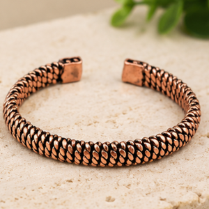 Brazalete Terapéutico Magnético de Cobre Puro con Grabado Geométrico Triangular, Joyería Moderna Hecha a Mano - Product Image 5