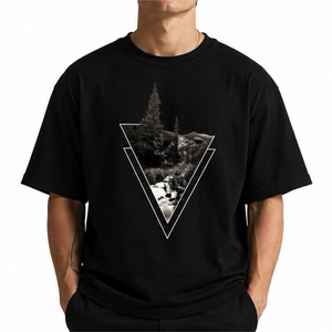 T-shirt graphique noir personnalisé pour homme, impression DTG, coton, streetwear, motif triangle montagne nature, manches courtes - Product Image 1