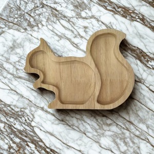 Assiette en bois en forme de sapin de Noël, idéale pour servir des paniers-cadeaux festifs et décorer une table de fêtes élégante, provenant d'Inde. - Product Image 3